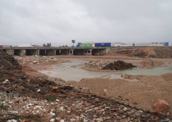 La CHJ niega vertidos en parcelas del Poyo y defiende su gestión de vehículos conforme a la normativa