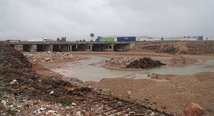 La CHJ niega vertidos en parcelas del Poyo y defiende su gestión de vehículos conforme a la normativa