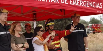 Robles rinde homenaje a los «héroes» de la UME que salvaron vidas durante la dana: «Nunca España se lo podrá agradecer lo suficiente»