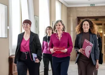 Compromís evita la ruptura con Sumar y exige autonomía total en el Congreso