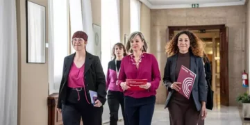 Compromís evita la ruptura con Sumar y exige autonomía total en el Congreso