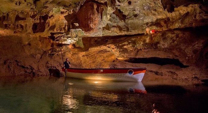 Detenido un joven por fracturar una estalactita en les Coves de Sant Josep de La Vall d’Uixó