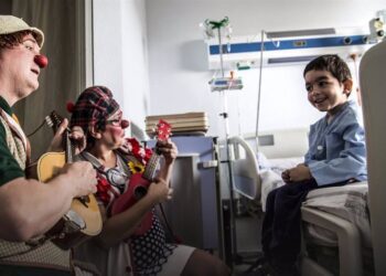 Payasospital amplía su magia y ya alegra a niños en 12 hospitales públicos valencianos