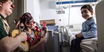 Payasospital amplía su magia y ya alegra a niños en 12 hospitales públicos valencianos