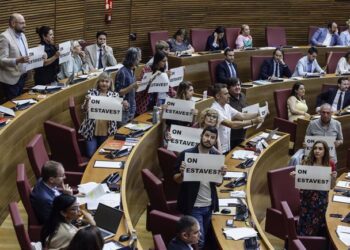 Compromís irrumpe en Les Corts con carteles de “¿Dónde estabas?” dirigidos a Mazón y fuerza la suspensión del pleno