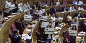 Compromís irrumpe en Les Corts con carteles de “¿Dónde estabas?” dirigidos a Mazón y fuerza la suspensión del pleno