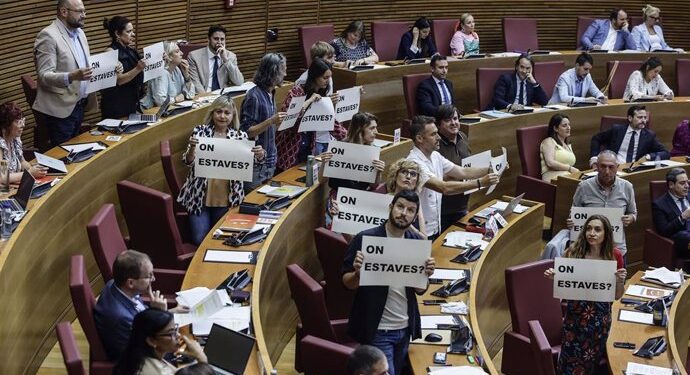 Compromís irrumpe en Les Corts con carteles de “¿Dónde estabas?” dirigidos a Mazón y fuerza la suspensión del pleno 1 Compromís irrumpe en Les Corts con carteles de “¿Dónde estabas?” dirigidos a Mazón y fuerza la suspensión del pleno