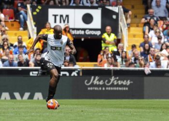 Dimitri Foulquier renueva con el Valencia CF hasta 2027