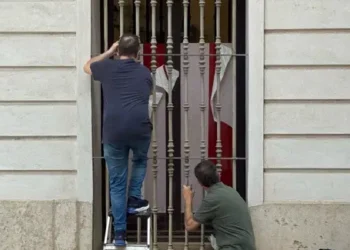 Compromís denuncia «censura política» en Les Corts tras la retirada de carteles contra Mazón y Vox