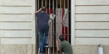 Compromís denuncia «censura política» en Les Corts tras la retirada de carteles contra Mazón y Vox