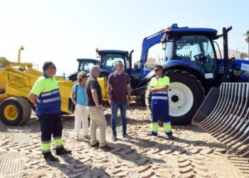 La Diputación refuerza la limpieza de playas en Valencia con nueva maquinaria ante los restos de la DANA