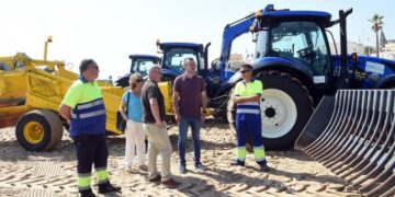 La Diputación refuerza la limpieza de playas en Valencia con nueva maquinaria ante los restos de la DANA