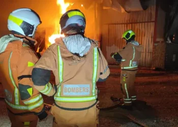 Un incendio destruye una nave de envasado de aceite en Algemesí y provoca el colapso de la estructura industrial