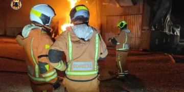Un incendio destruye una nave de envasado de aceite en Algemesí y provoca el colapso de la estructura industrial