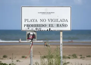 Cierran al baño la playa de Massalfassar por sedimentos arrastrados por las lluvias