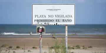 Cierran al baño la playa de Massalfassar por sedimentos arrastrados por las lluvias