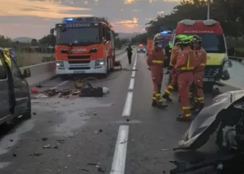 Dos fallecidos y dos heridos graves en un choque frontal en Puçol: el Camí la Mar se tiñe de tragedia
