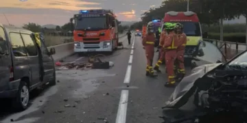 Dos fallecidos y dos heridos graves en un choque frontal en Puçol: el Camí la Mar se tiñe de tragedia