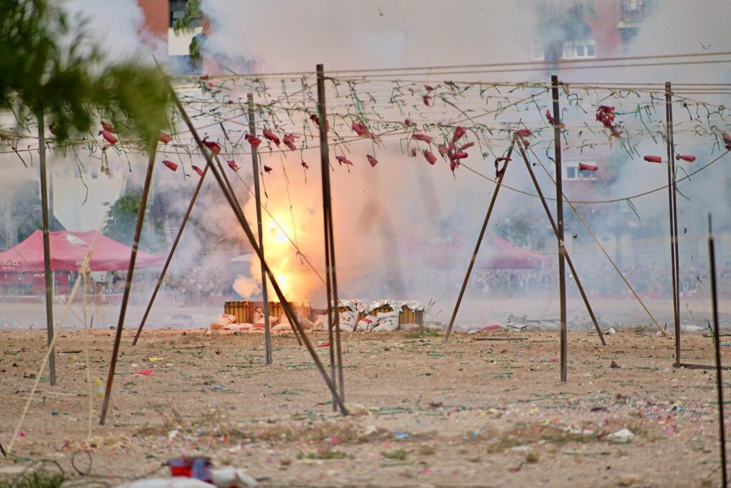 Más de 300kg de pólvora disparó Turís en la macromascletà de la Federació d'Amics de la Pòlvora de Benicalap 3 image00001