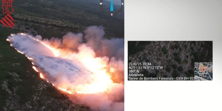 Grave incendio en Atzeneta del Maestrat, al parecer un rayo caído a las 20:17 horas ha sido el causante