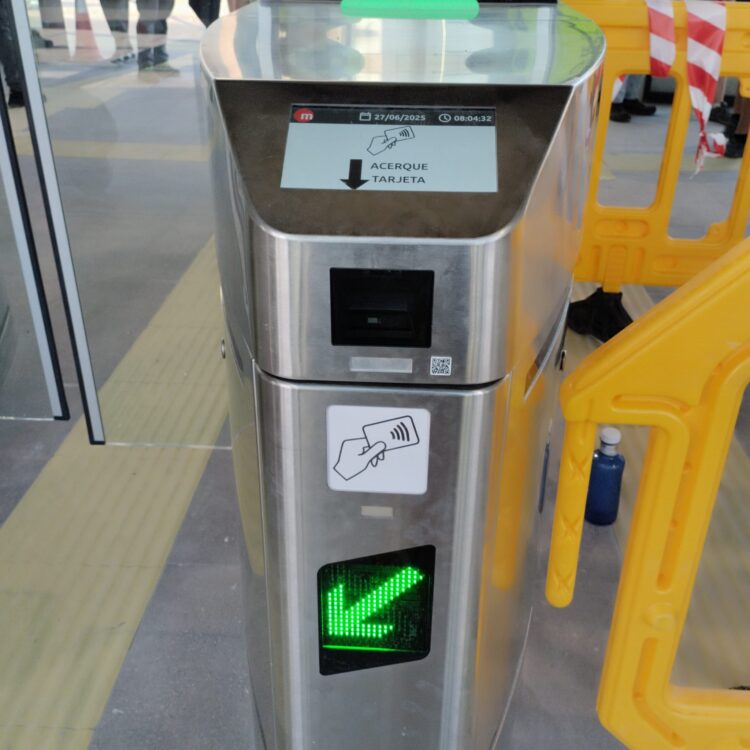 Día histórico, así ha reabierto el Metro en las estaciones afectadas por la DANA