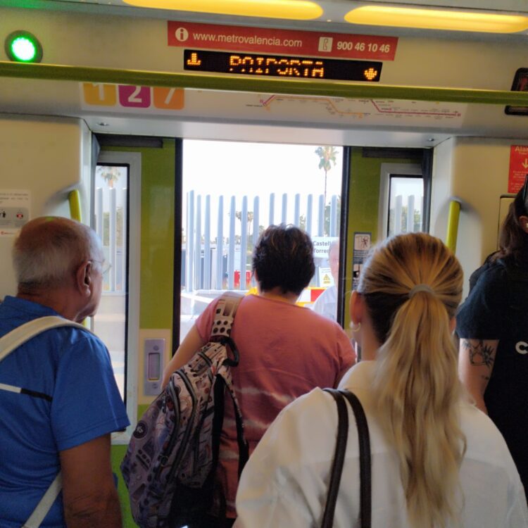 Día histórico, así ha reabierto el Metro en las estaciones afectadas por la DANA