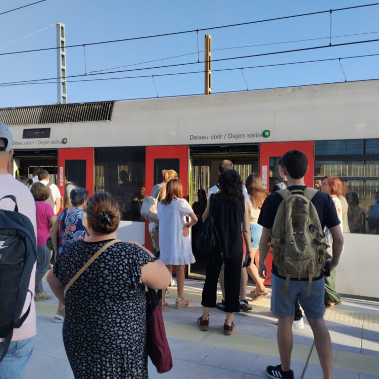 Día histórico, así ha reabierto el Metro en las estaciones afectadas por la DANA
