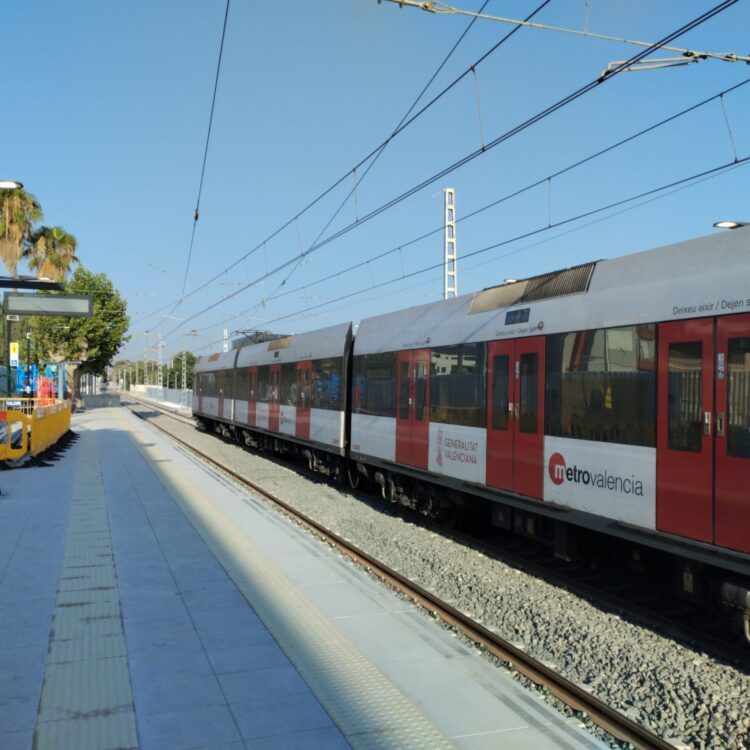 Autobuses en metrovalencia entre las estaciones de Vilanova de Castelló y l'Alcudia en la L1