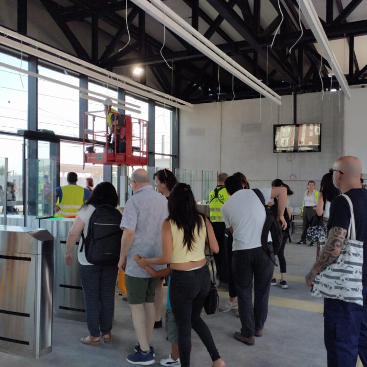 Día histórico, así ha reabierto el Metro en las estaciones afectadas por la DANA