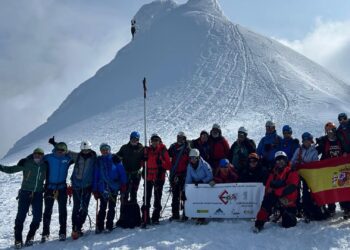 El alpinismo adaptado hace historia en Islandia con un ascenso inclusivo al Pico de Julio Verne