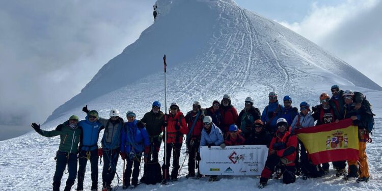 El alpinismo adaptado hace historia en Islandia con un ascenso inclusivo al Pico de Julio Verne