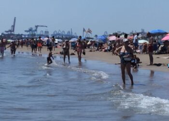 Domingo a 42 grados en Valéncia, el inicio del verano llena la playa de la Malvarrosa
