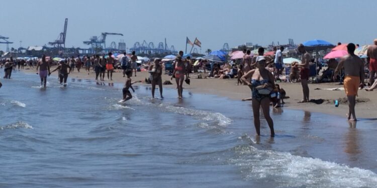 Domingo a 42 grados en Valéncia, el inicio del verano llena la playa de la Malvarrosa