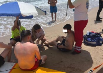 Socorristas de Les Palmeres salvan la vida de 3 bañistas en el Mareny de Barraquetes