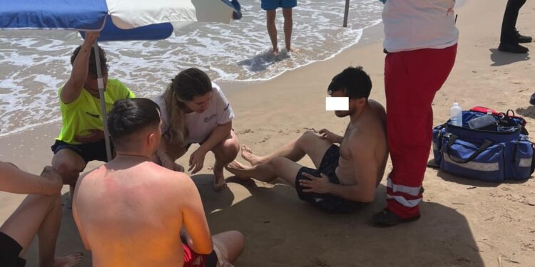 Socorristas de Les Palmeres salvan la vida de 3 bañistas en el Mareny de Barraquetes