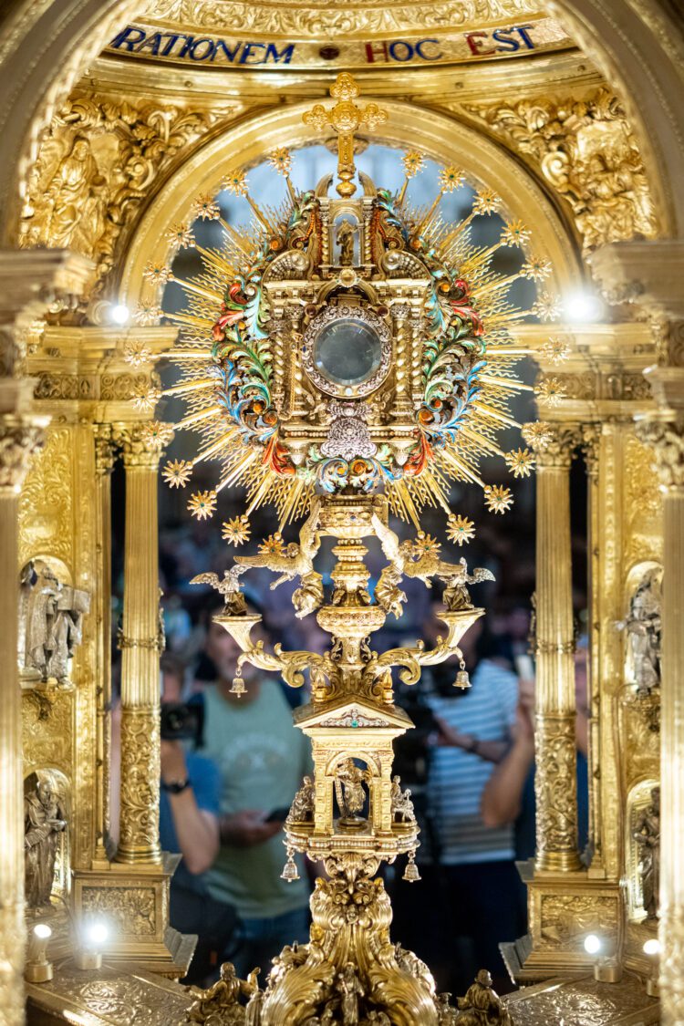 La Custodia del Corpus de la Catedral de Valencia luce renovada tras su restauración y limpieza