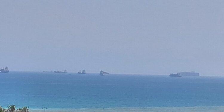 Los vecinos de la Devesa del Saler sufrieron ayer otro nuevo vertido de l'Albufera en las playas 1 Los vecinos de la Devesa del Saler sufrieron ayer otro nuevo vertido de l'Albufera