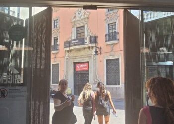 Comerciantes y trabajadores del Mercado Central piden parar la apertura de un nuevo supermercado a 20 metros del mercado 8 Comerciantes y trabajadores del Mercado Central piden parar la apertura de un nuevo supermercado a 20 metros del mercado