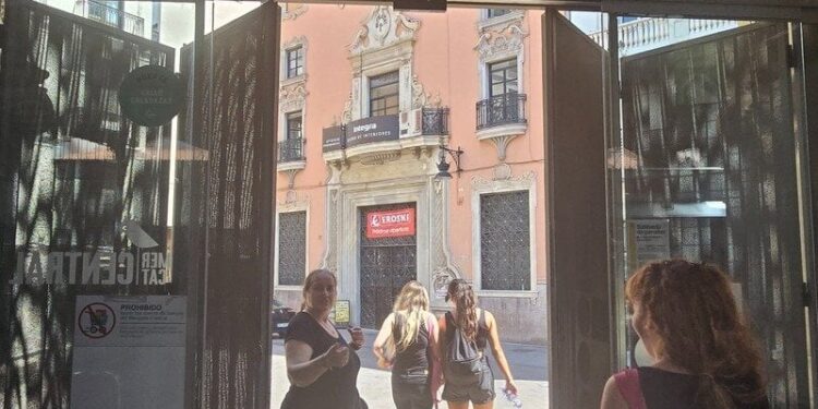 Comerciantes y trabajadores del Mercado Central piden parar la apertura de un nuevo supermercado a 20 metros del mercado