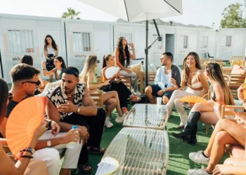 Bungalows con aire acondicionado, sombra y agua gratuita: así se preparan los festivales Zevra y Medusa de Cullera frente a la ola de calor