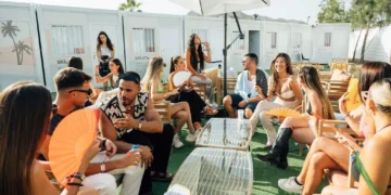 Bungalows con aire acondicionado, sombra y agua gratuita: así se preparan los festivales Zevra y Medusa de Cullera frente a la ola de calor