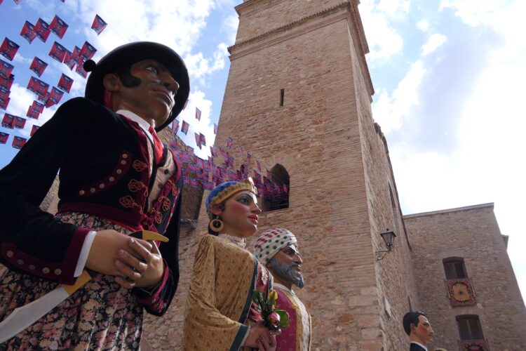 Las Fiestas de la Mare de Deú del Remei de Llíria celebran los 75 años de los «nanos i jagants del Remei» de Regino Mas