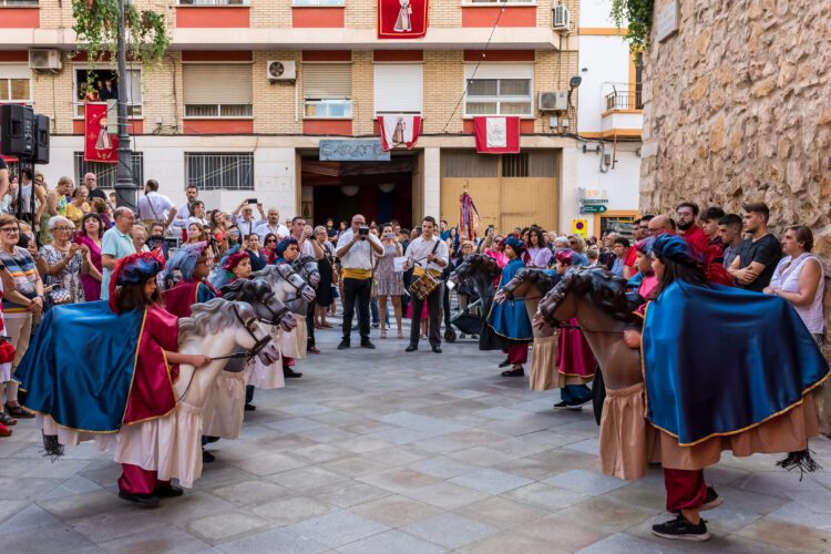 Las Fiestas de la Mare de Deú del Remei de Llíria celebran los 75 años de los «nanos i jagants del Remei» de Regino Mas