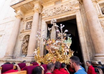 Las Fiestas de la Mare de Deú del Remei de Llíria celebran los 75 años de los "nanos i jagants del Remei" de Regino Mas