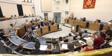 La Diputación de Alicante aprueba el Plan +Cerca y distribuye 6,1 millones de euros entre todos los municipios de la provincia priorizando a los más pequeños