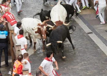 Un vecino de Jérica resulta herido leve en el primer encierro de los Sanfermines 2025