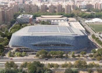 El Roig Arena inicia las pruebas de iluminación de su fachada