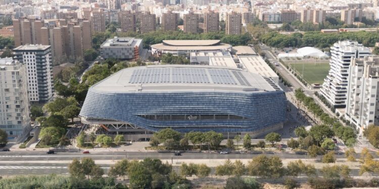 El Roig Arena inicia las pruebas de iluminación de su fachada