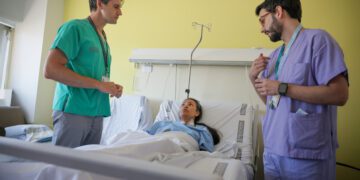 El Hospital La Fe opera el corazón de una paciente a través de cuatro incisiones mínimas en cuello y pecho