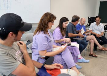 La Fe promueve grupos de ayuda mutua de supervivientes de la Unidad de Cuidados Intensivos para prevenir el síndrome post-UCI 1 La Fe promueve grupos de ayuda mutua de supervivientes de la Unidad de Cuidados Intensivos para prevenir el síndrome post-UCI